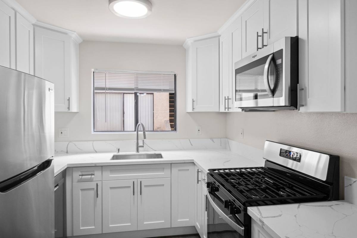 Apartment for rent at 1010 - 1012 E Acacia Ave, Glendale, CA 91205