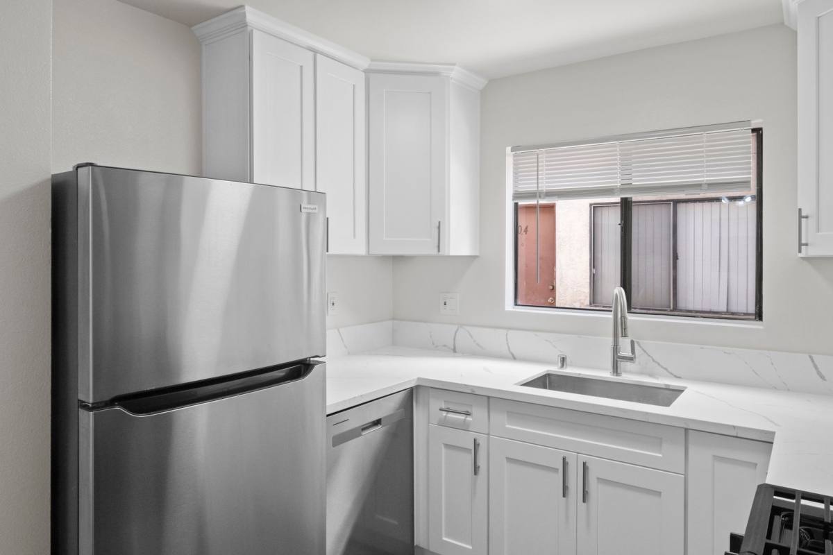 Apartment for rent at 1010 - 1012 E Acacia Ave, Glendale, CA 91205