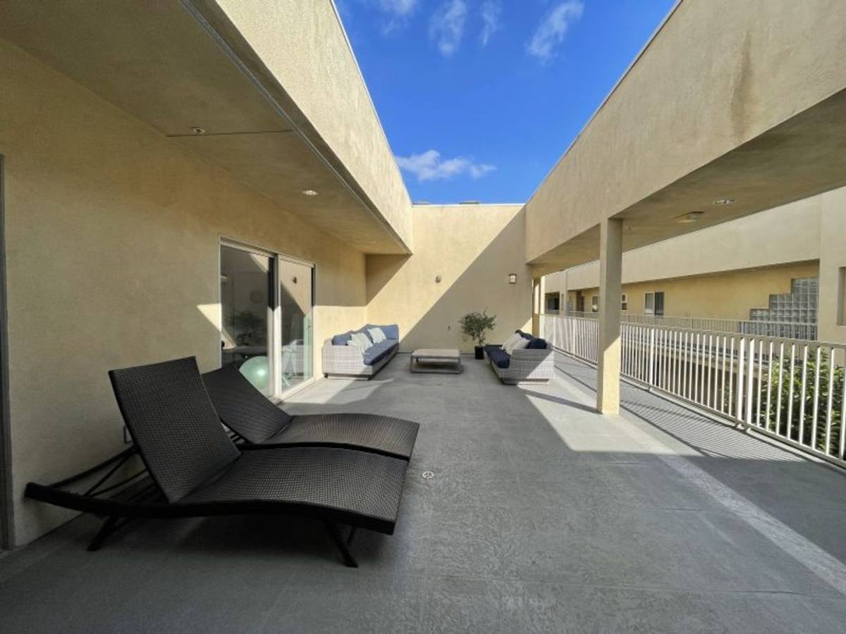 Apartment for rent at 11556 Burbank Blvd, North Hollywood, CA 91601