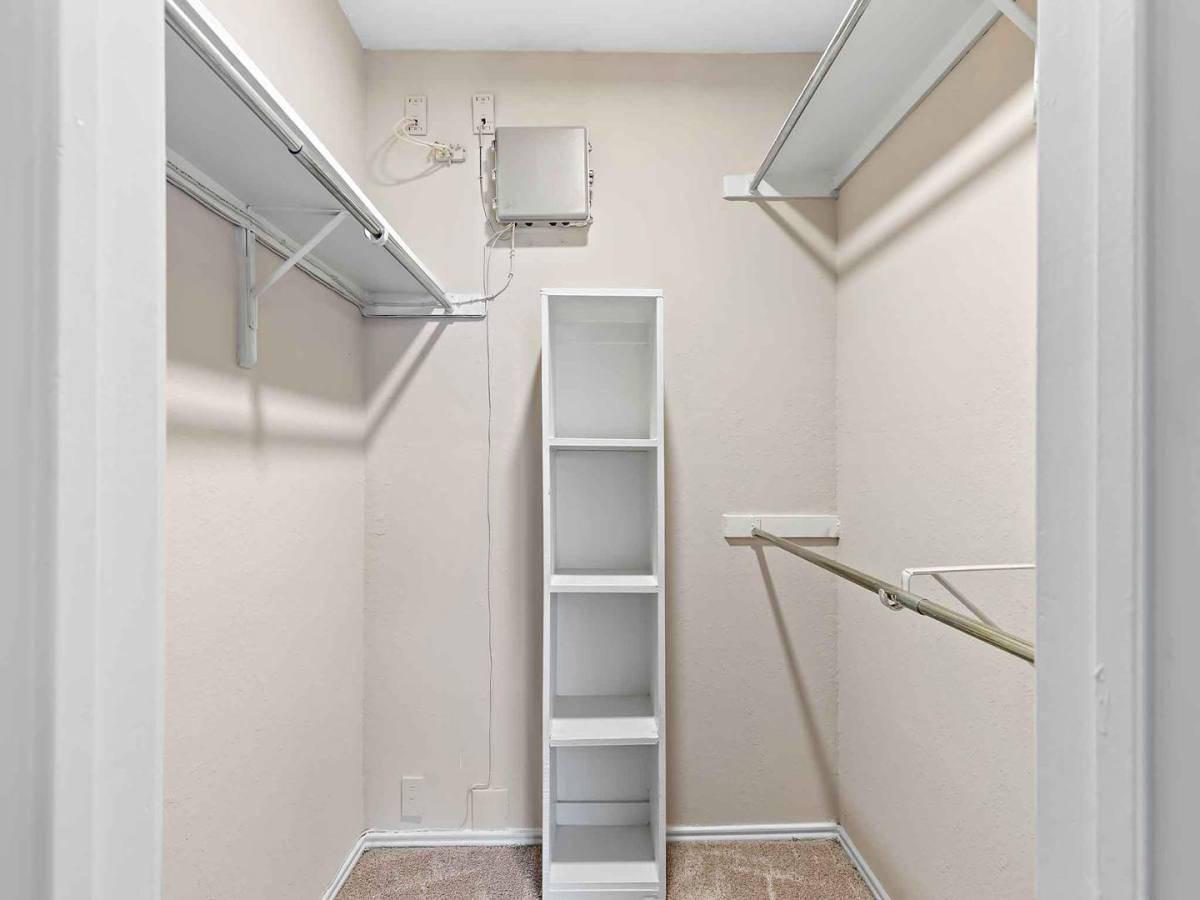 Apartment for rent at Oakhaven, 3330 Country Square Dr, Carrollton, TX 75006