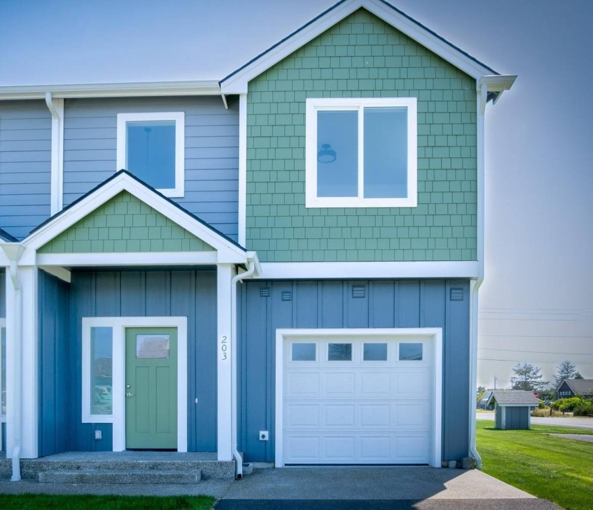 Townhouse for rent at 203 9th St SE, Long Beach, WA 98631