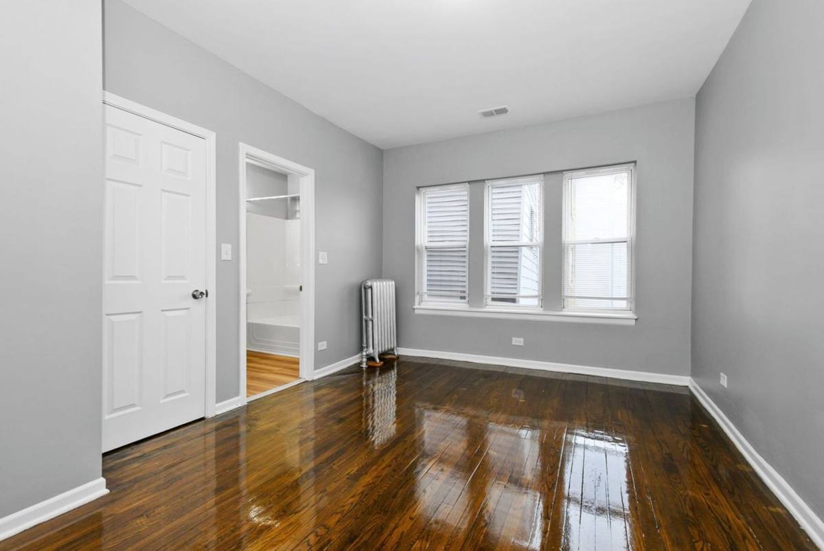 Apartment for rent at 7527 S Essex Ave, Chicago, IL 60649