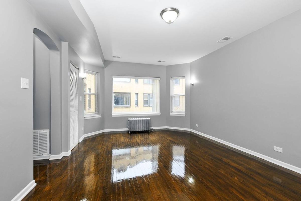 Apartment for rent at 7527 S Essex Ave, Chicago, IL 60649