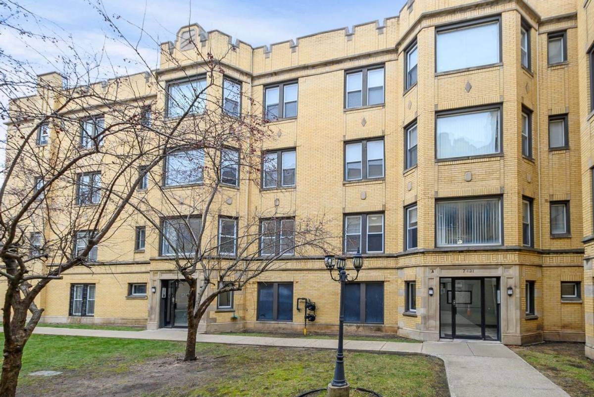 Apartment for rent at 7527 S Essex Ave, Chicago, IL 60649