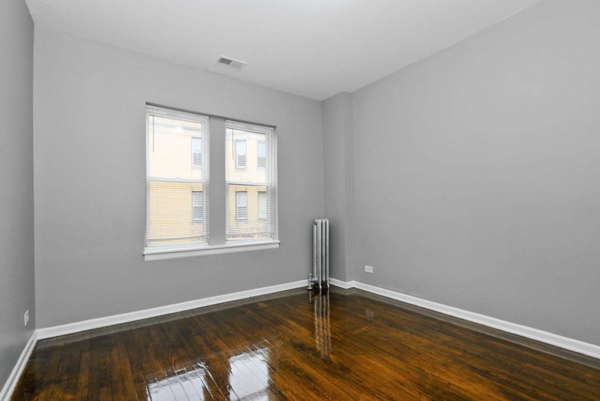 Apartment for rent at 7527 S Essex Ave, Chicago, IL 60649