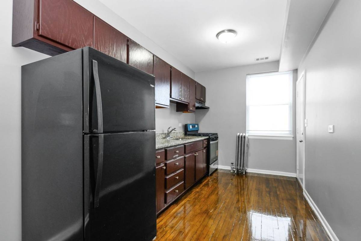 Apartment for rent at 7527 S Essex Ave, Chicago, IL 60649