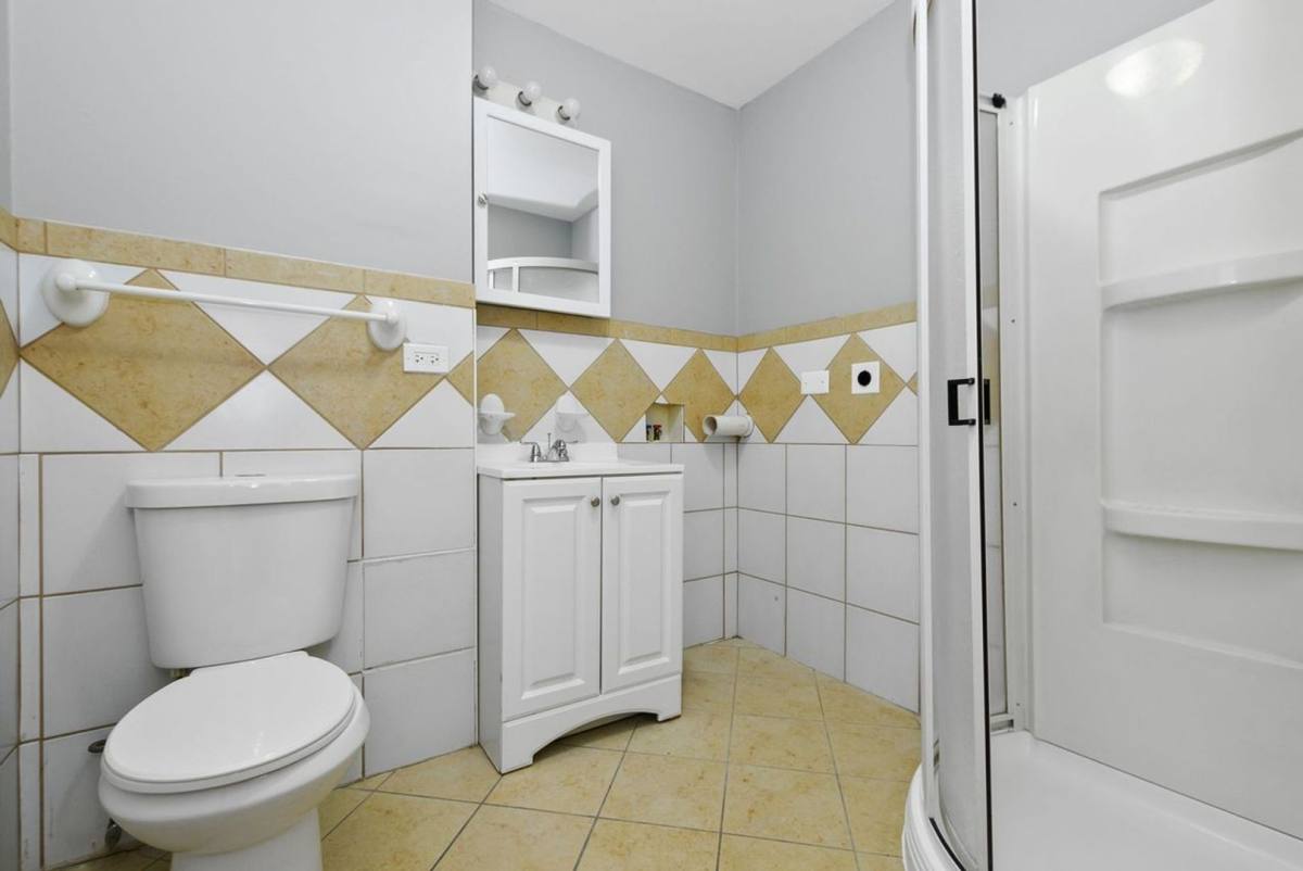Apartment for rent at 7527 S Essex Ave, Chicago, IL 60649