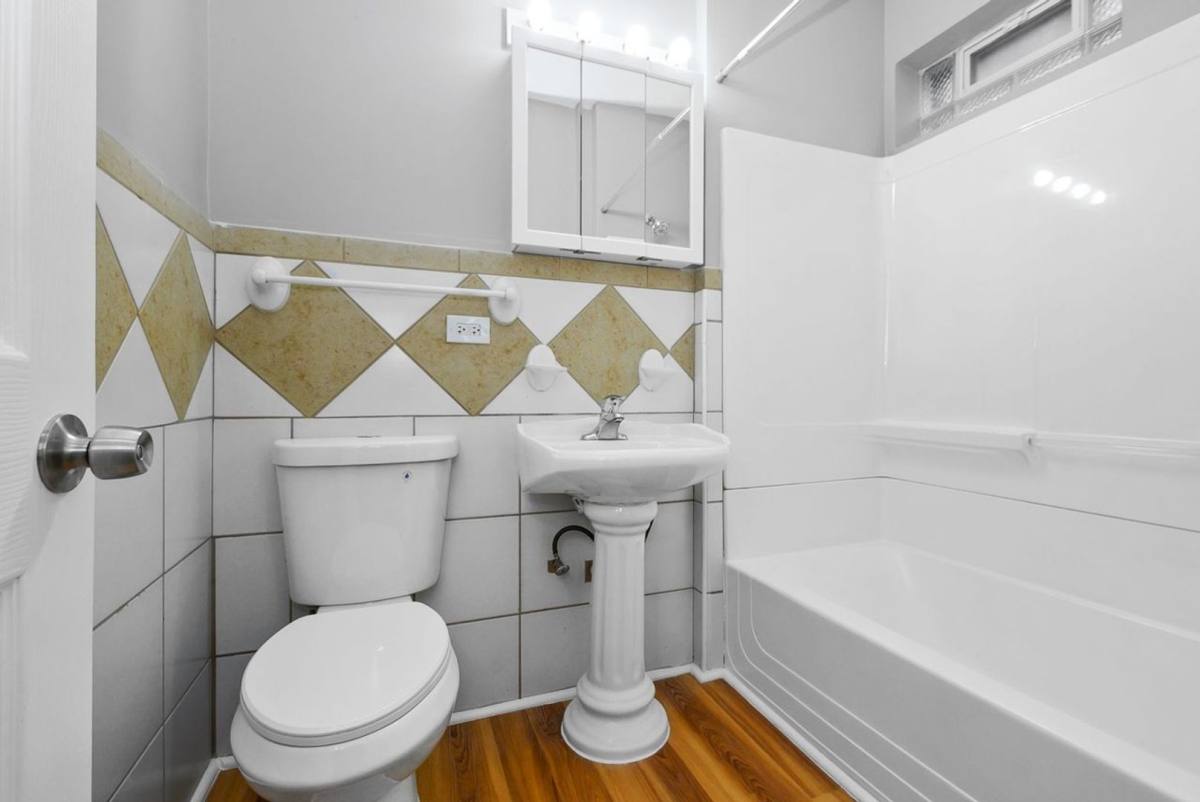 Apartment for rent at 7527 S Essex Ave, Chicago, IL 60649
