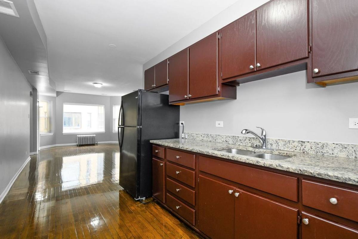 Apartment for rent at 7527 S Essex Ave, Chicago, IL 60649