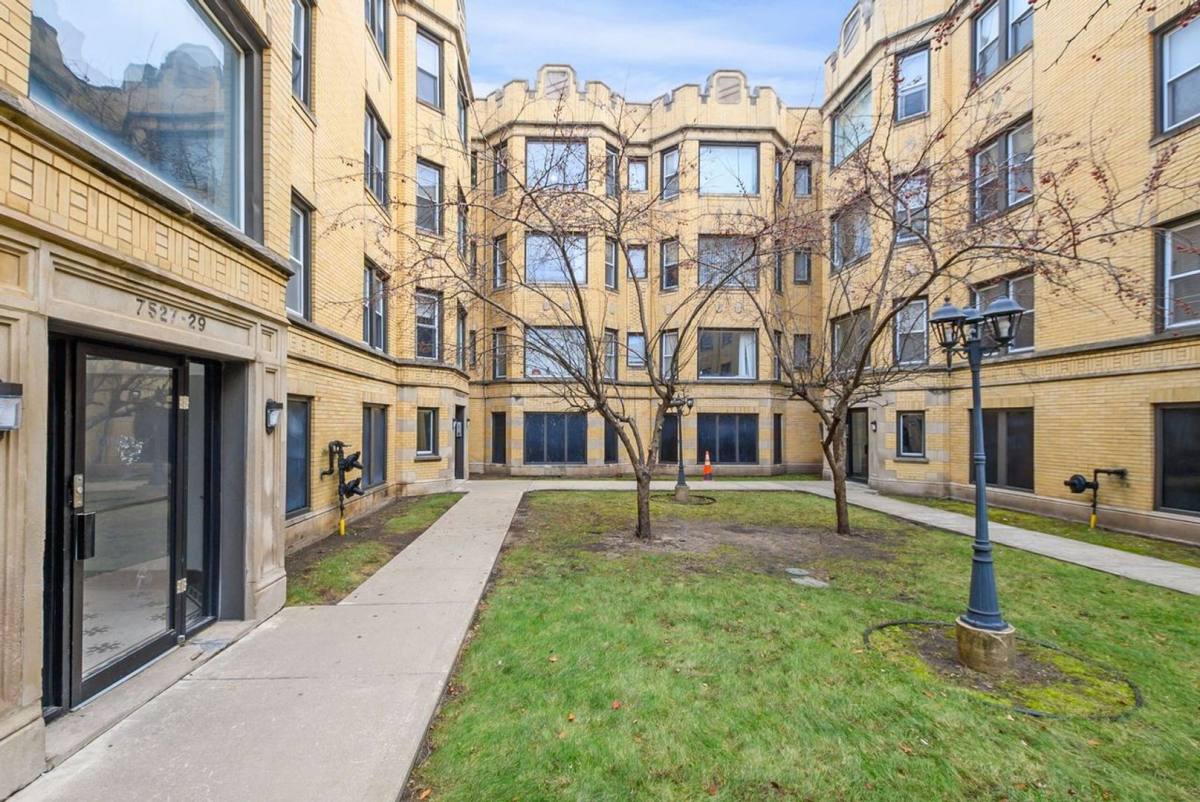 Apartment for rent at 7527 S Essex Ave, Chicago, IL 60649