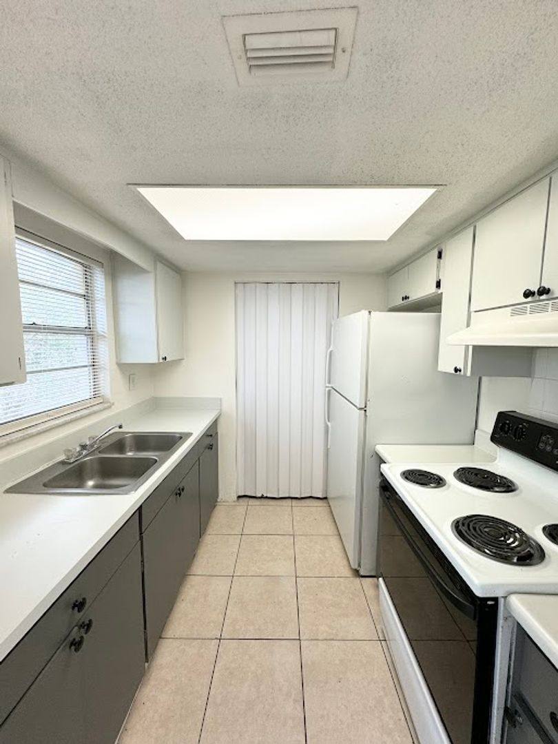 Apartment for rent at 1221 Kennedy Rd, Daytona Beach, FL 32117