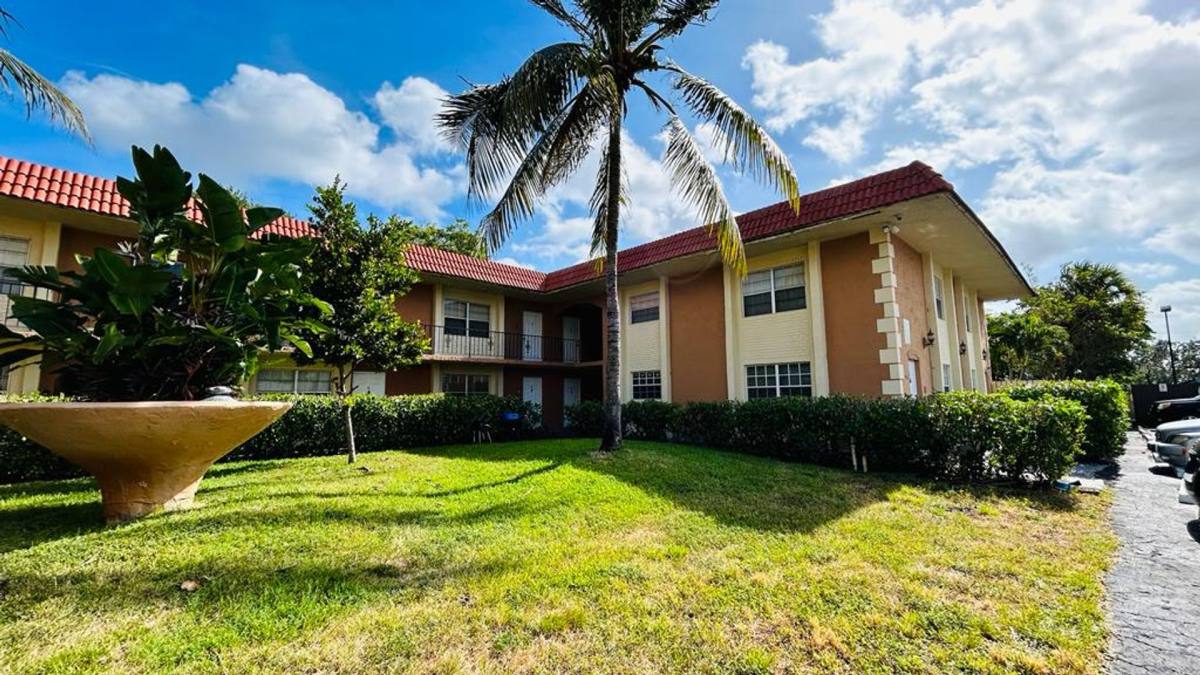 Apartment for rent at 978 SW 10th Dr, Pompano Beach, FL 33060