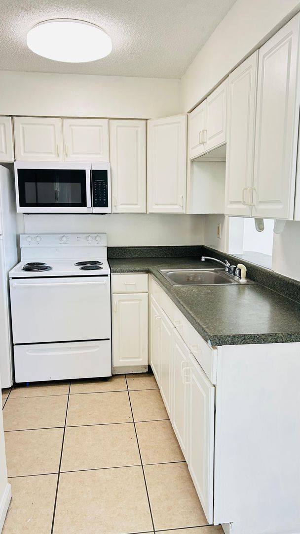 Apartment for rent at 978 SW 10th Dr, Pompano Beach, FL 33060