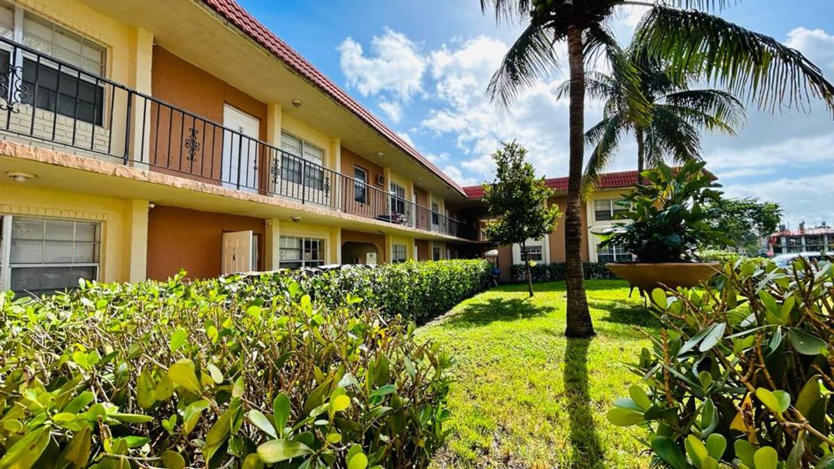 Apartment for rent at 978 SW 10th Dr, Pompano Beach, FL 33060