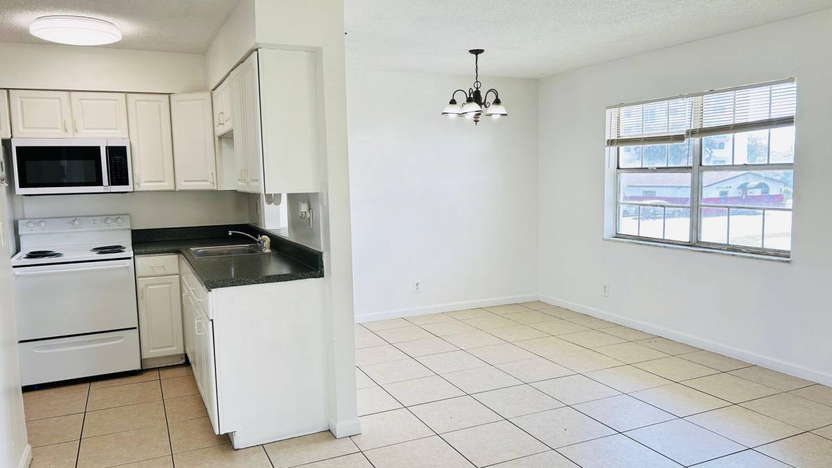 Apartment for rent at 978 SW 10th Dr, Pompano Beach, FL 33060