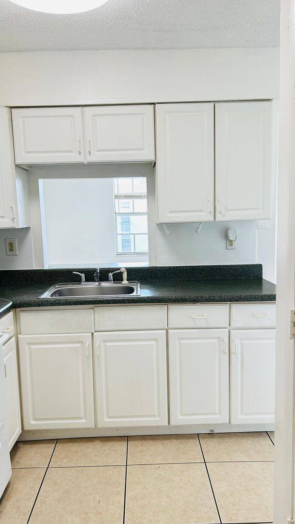 Apartment for rent at 978 SW 10th Dr, Pompano Beach, FL 33060