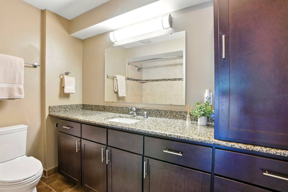 Apartment for rent at 1000 Oakcrest St Units 101 #206, Iowa City, IA 52246