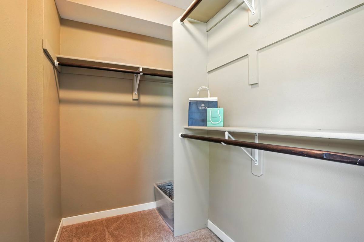 Apartment for rent at 1000 Oakcrest St Units 101 #206, Iowa City, IA 52246