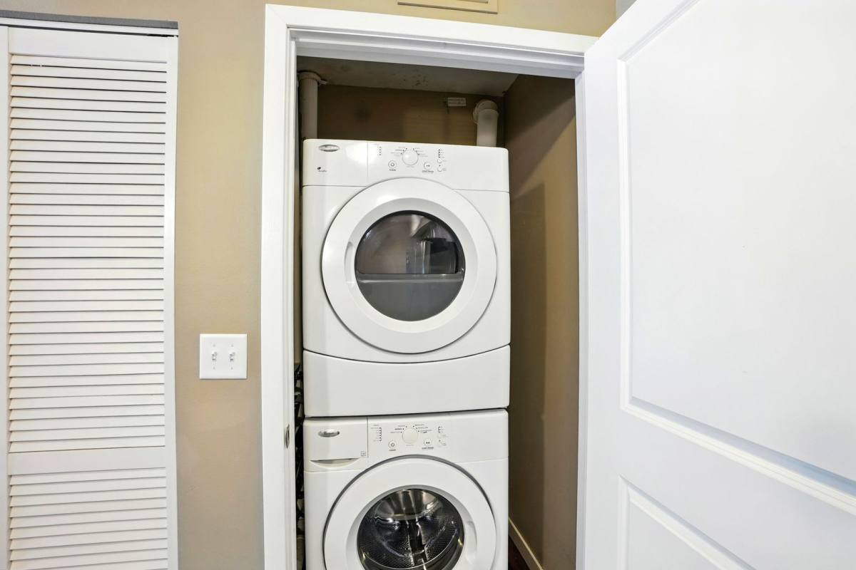 Apartment for rent at 1000 Oakcrest St Units 101 #206, Iowa City, IA 52246