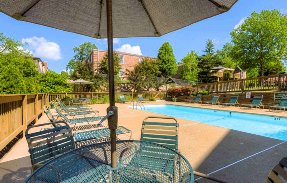 Apartment for rent at 1100 Kingbolt Circle Dr, Saint Louis, MO 63129