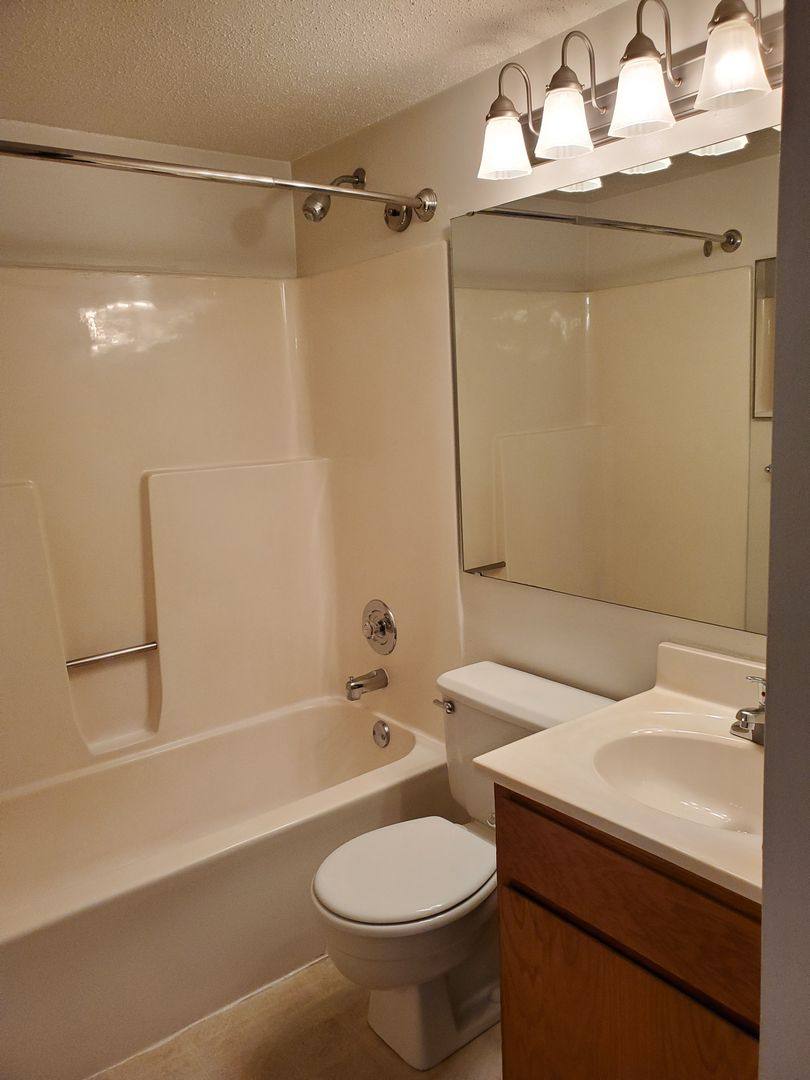 Apartment for rent at 1100 Kingbolt Circle Dr, Saint Louis, MO 63129