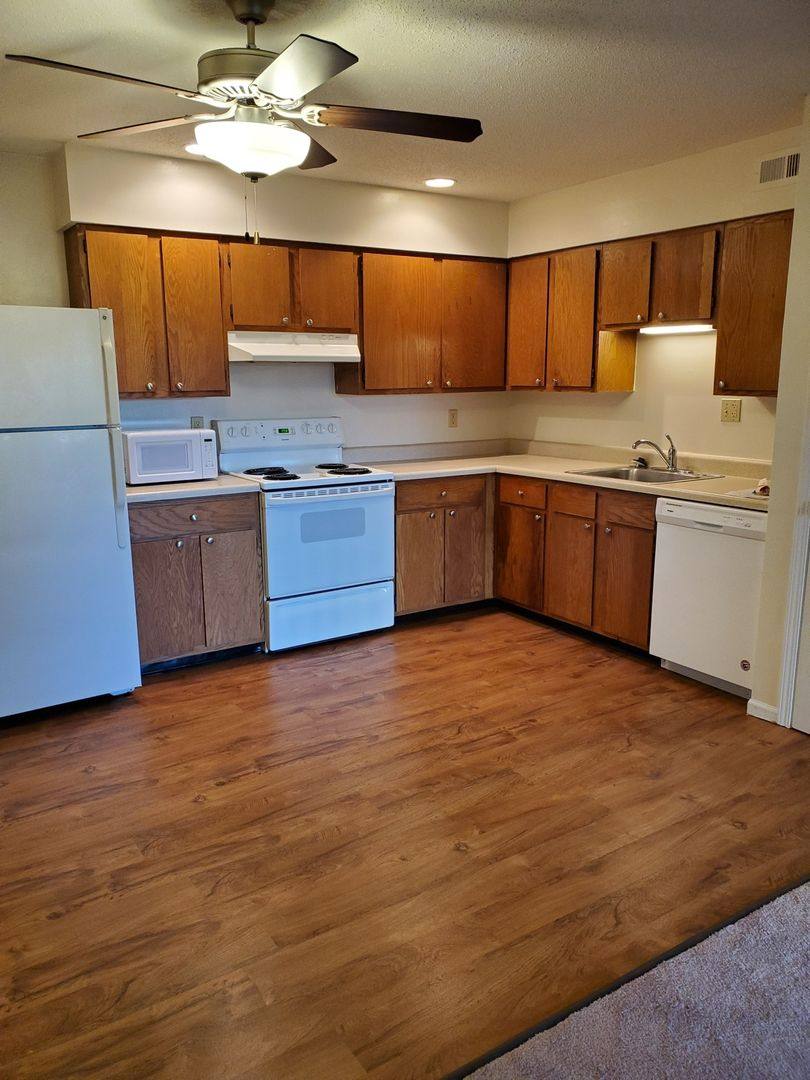 Apartment for rent at 1100 Kingbolt Circle Dr, Saint Louis, MO 63129