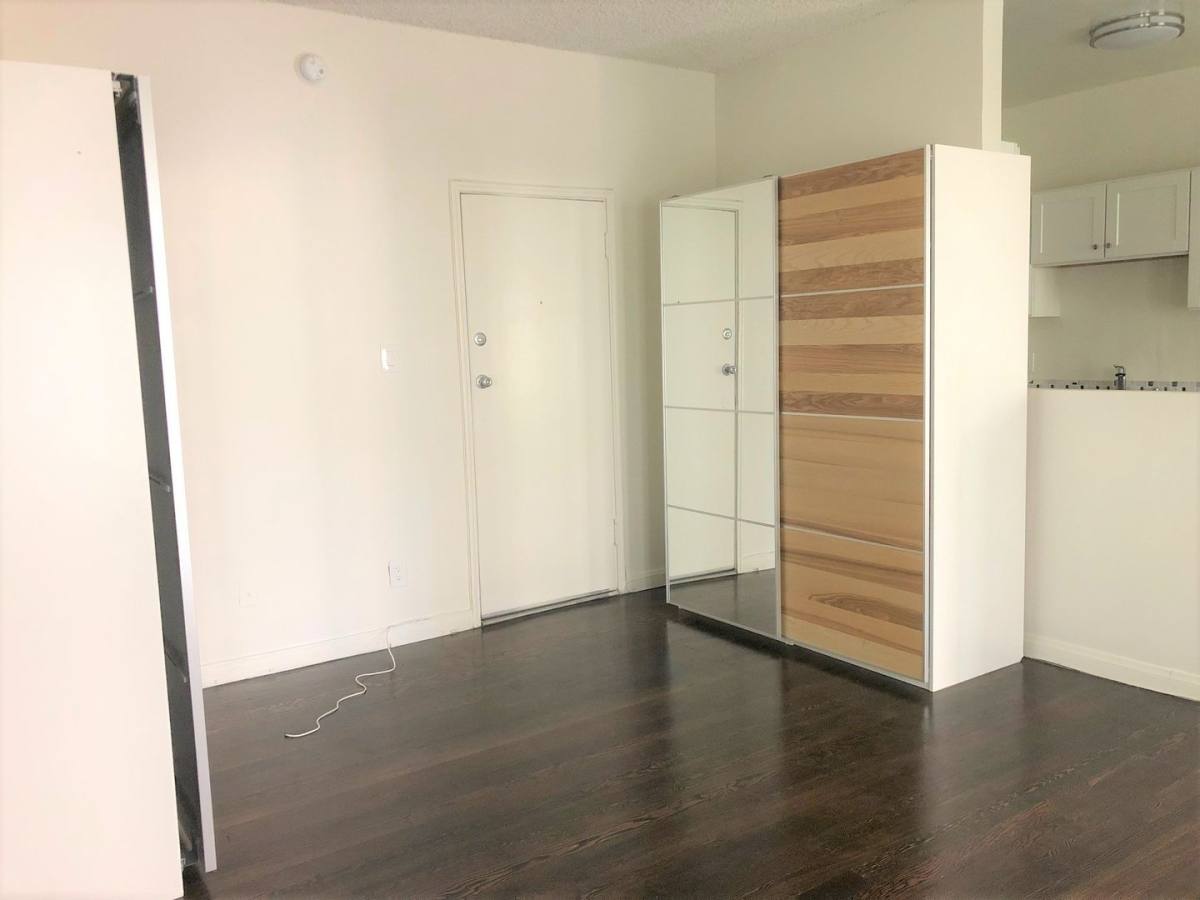 Apartment for rent at 1006 S Orange Dr, Los Angeles, CA 90019