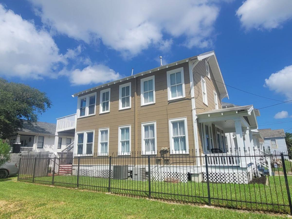 Apartment for rent at 2223 35th St, Galveston, TX 77550