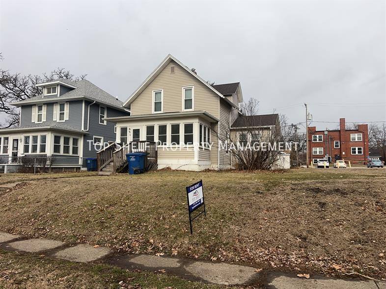 House for rent at 621 Oak Park Dr, Des Moines, IA 50313