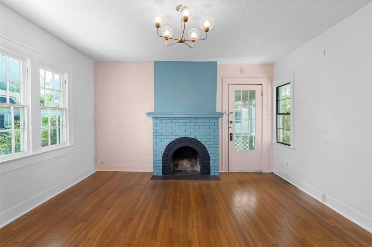 Apartment for rent at 4037-4039 Roswell St, Dallas, TX 75219