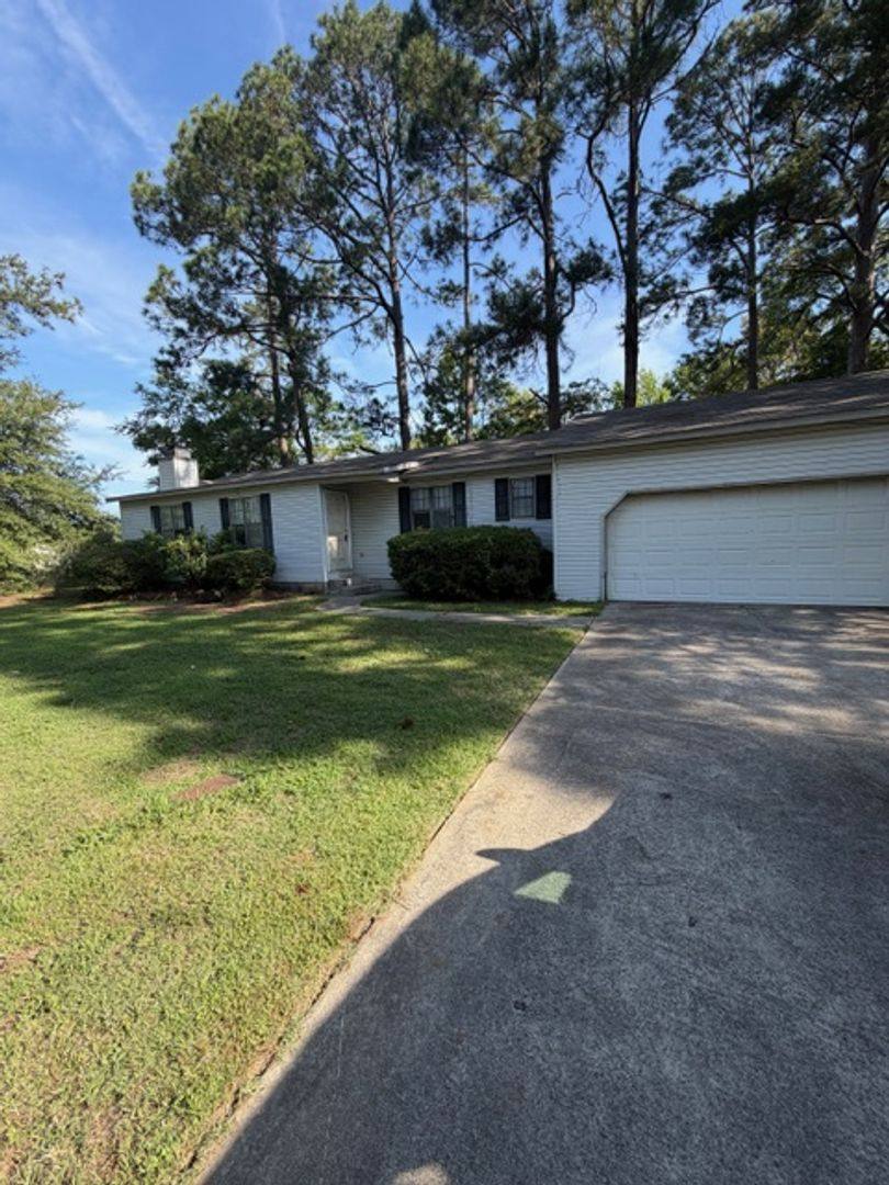 House for rent at 431 Sentry Oaks Dr, Centerville, GA 31028
