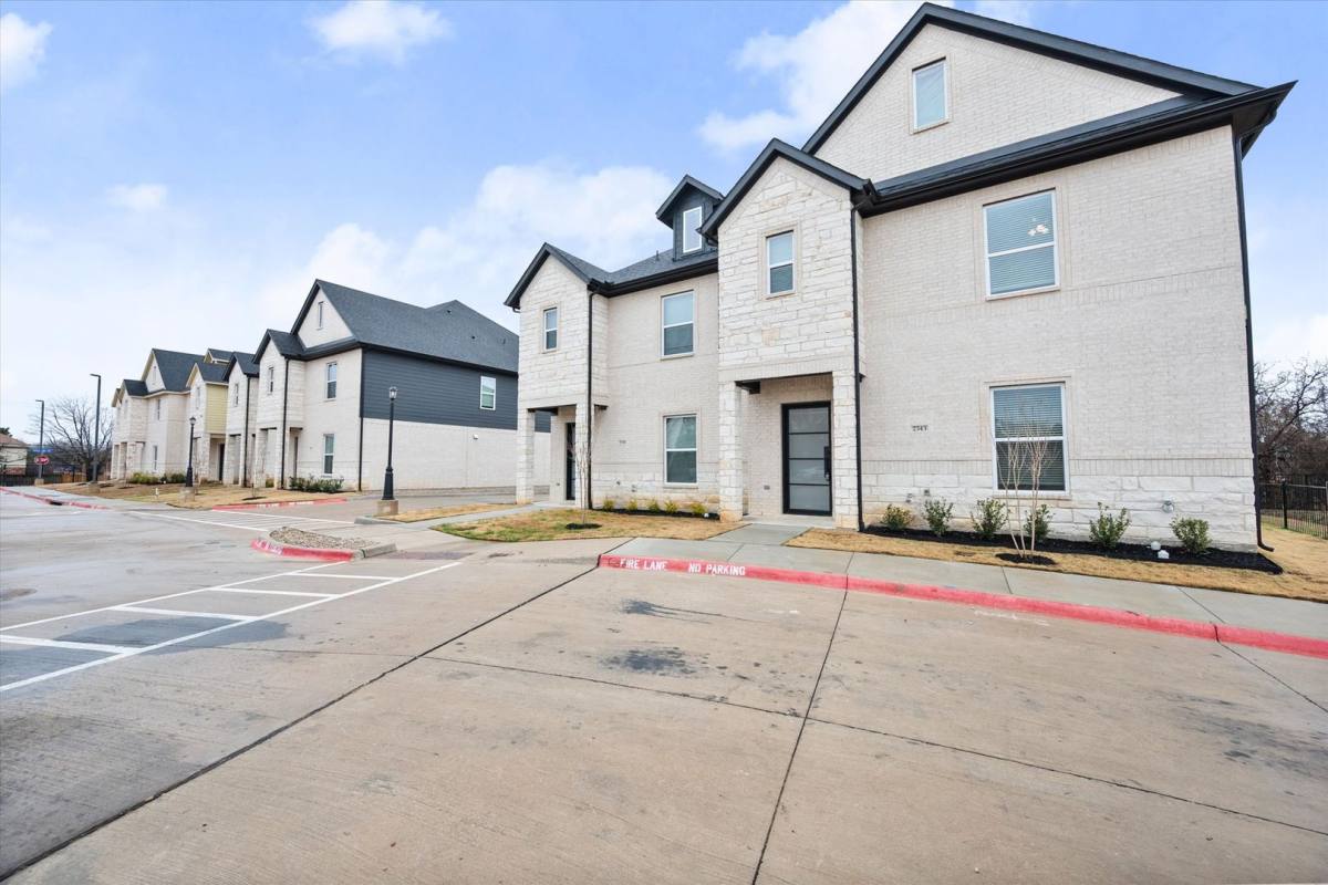 Townhouse for rent at 2355 Spring Park Blvd, Arlington, TX 76016