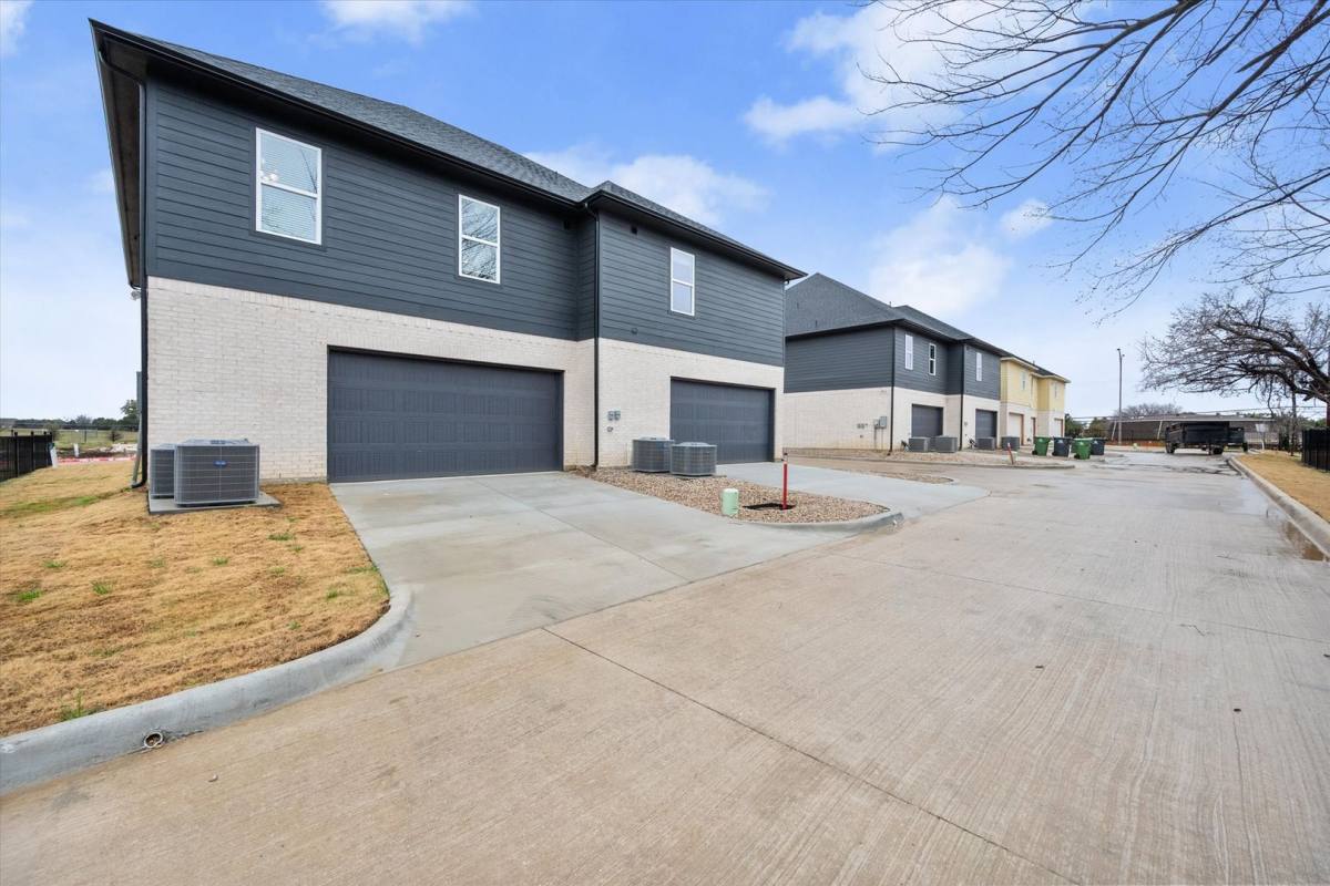 Townhouse for rent at 2355 Spring Park Blvd, Arlington, TX 76016