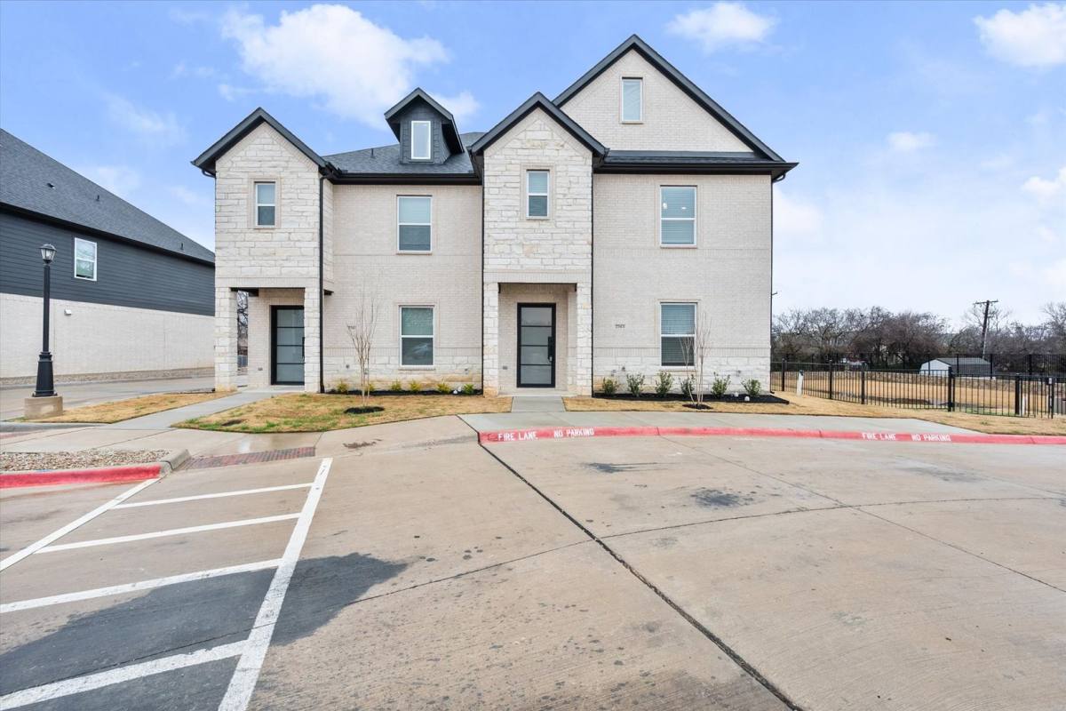 Townhouse for rent at 2355 Spring Park Blvd, Arlington, TX 76016