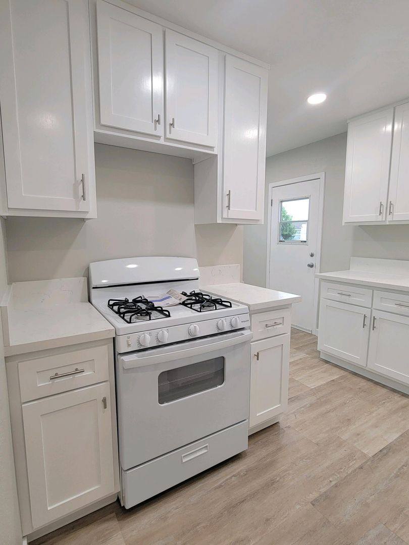 Apartment for rent at 2221-2223 Grand Ave, Long Beach, CA 90815