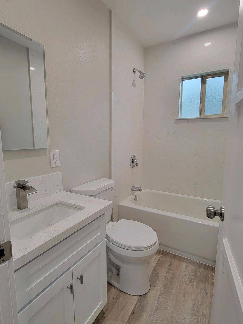 Apartment for rent at 2221-2223 Grand Ave, Long Beach, CA 90815