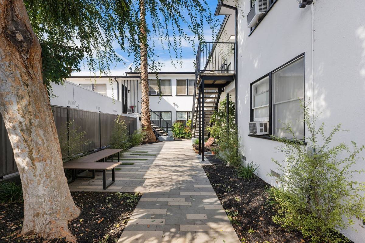 Apartment for rent at 5563-5565-5567 W Pico Blvd, Los Angeles, CA 90019