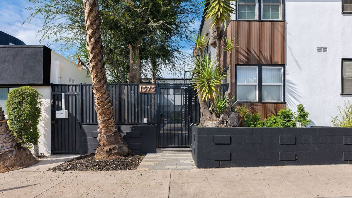 Apartment for rent at 5563-5565-5567 W Pico Blvd, Los Angeles, CA 90019