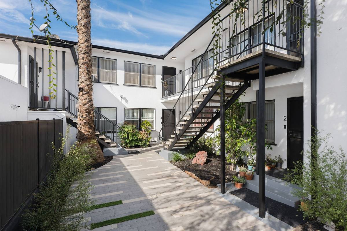 Apartment for rent at 5563-5565-5567 W Pico Blvd, Los Angeles, CA 90019