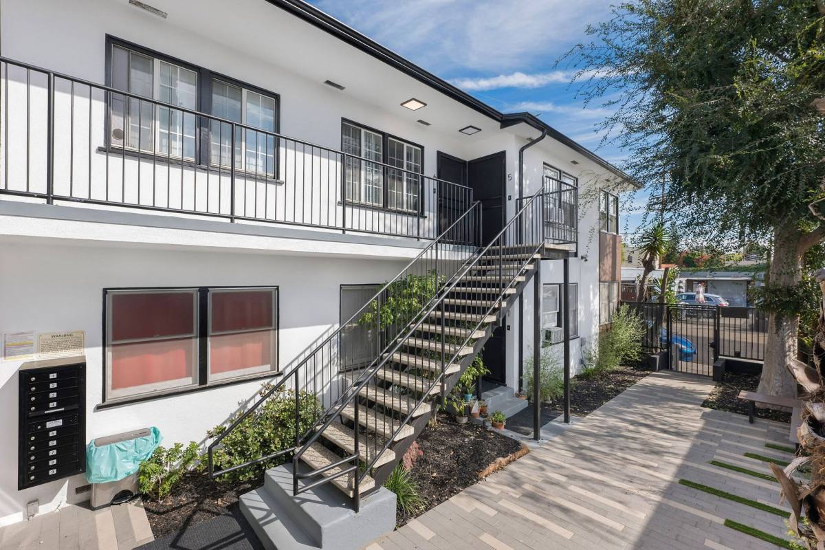 Apartment for rent at 5563-5565-5567 W Pico Blvd, Los Angeles, CA 90019