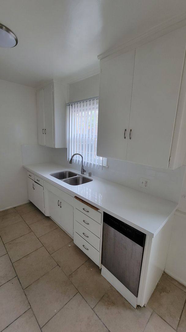 Apartment for rent at 5563-5565-5567 W Pico Blvd, Los Angeles, CA 90019