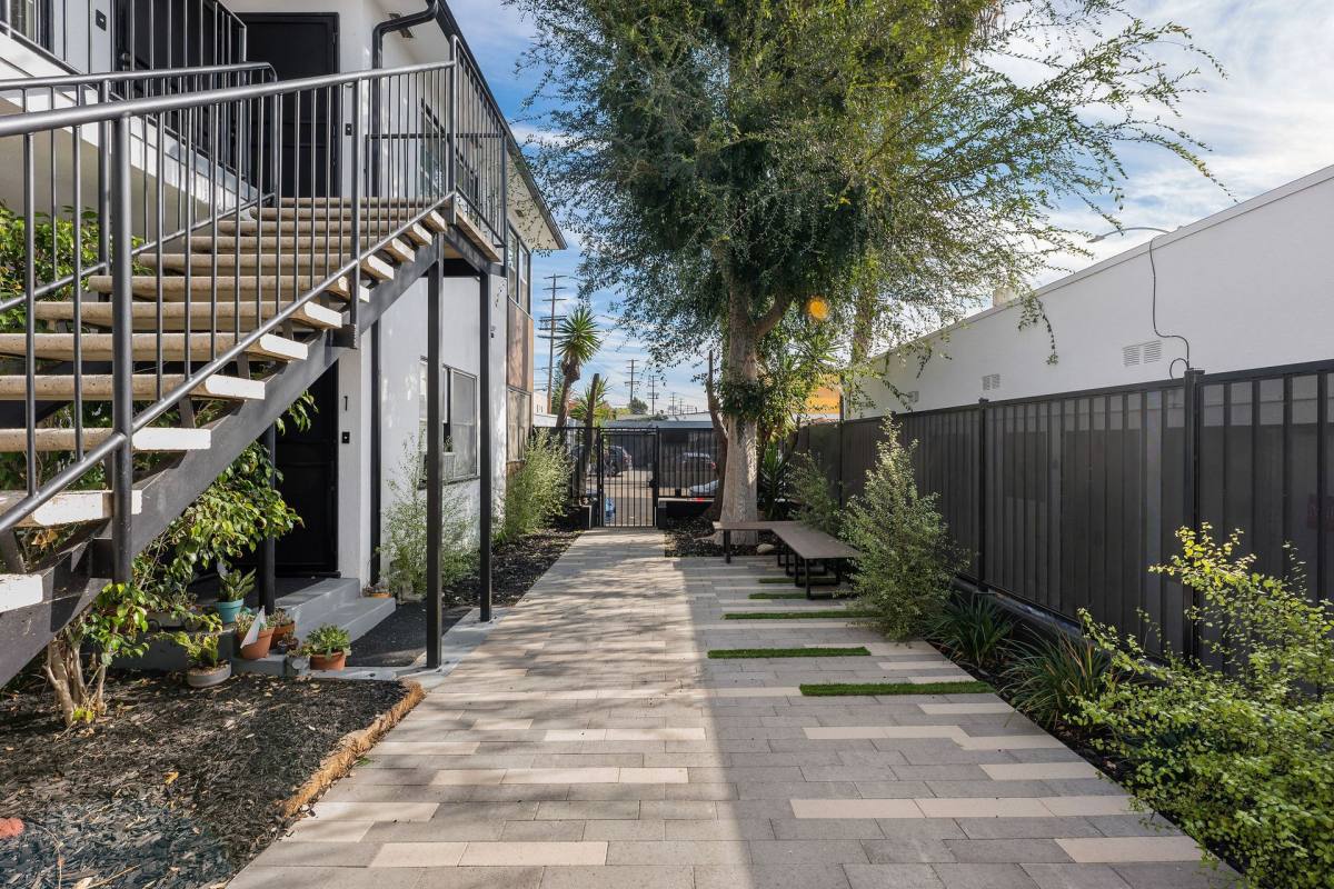 Apartment for rent at 5563-5565-5567 W Pico Blvd, Los Angeles, CA 90019