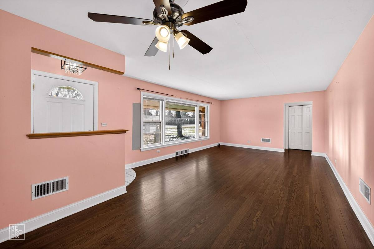 House for rent at 304 W Golf Rd, Mount Prospect, IL 60056