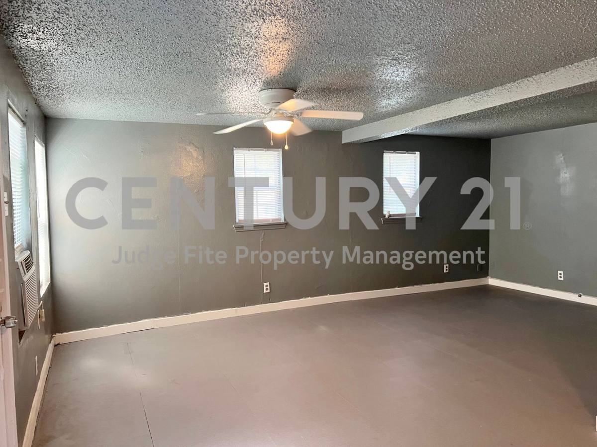 House for rent at 305 S Preston St, Ennis, TX 75119