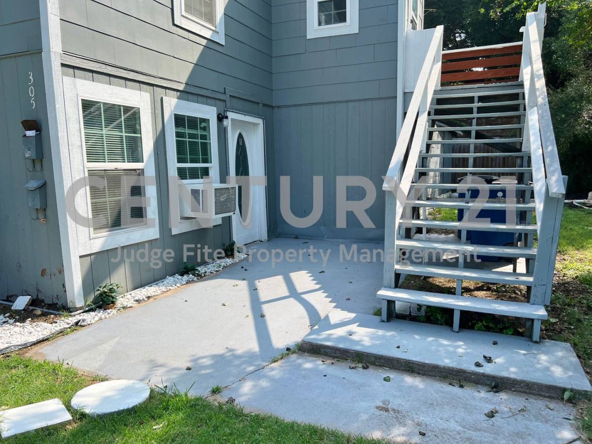 House for rent at 305 S Preston St, Ennis, TX 75119