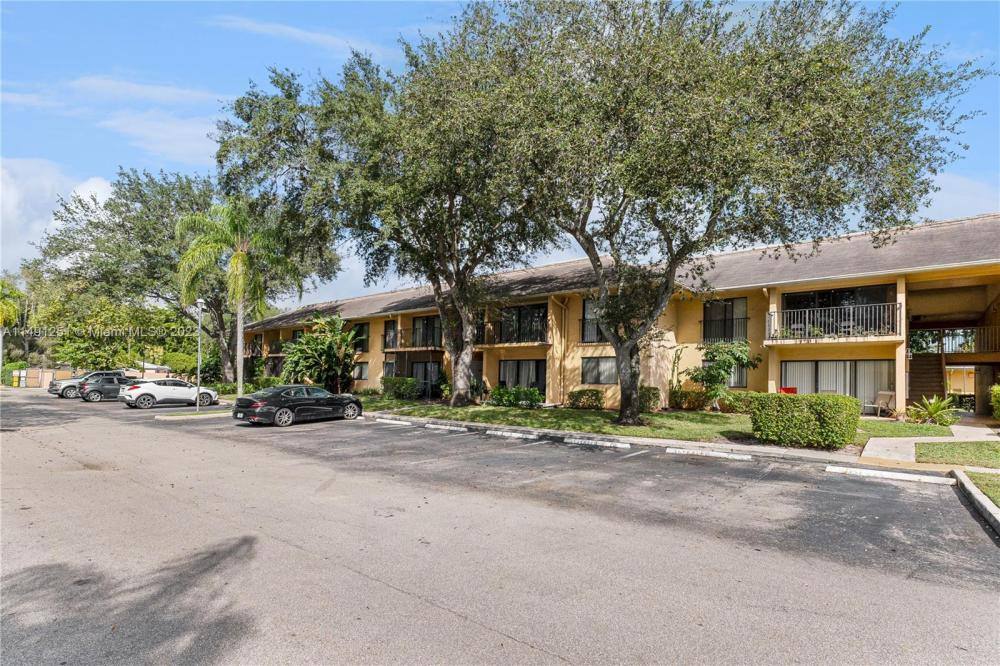 Apartment for rent at 5841 Washington St, Hollywood, FL 33023