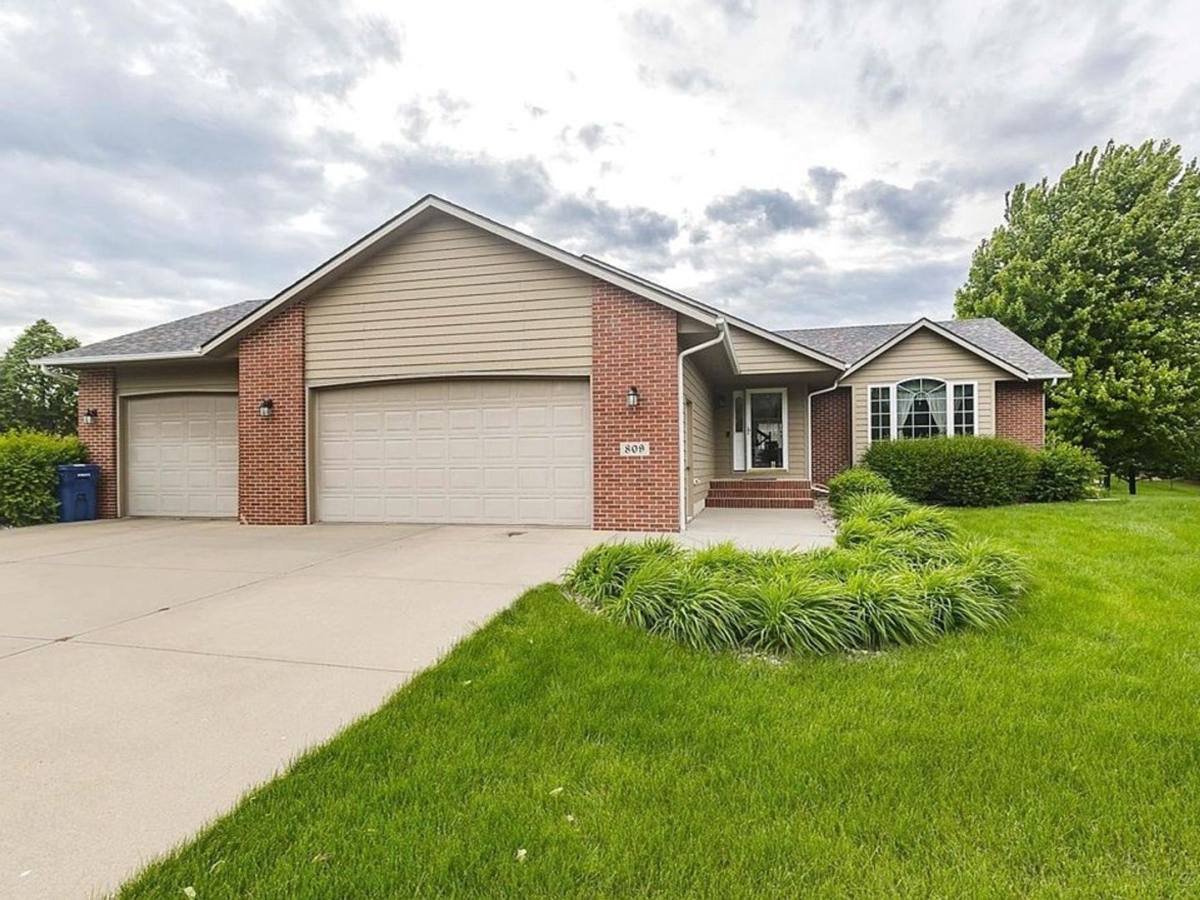 Apartment for rent at 809 S Outlook Dr, Sioux Falls, SD 57106