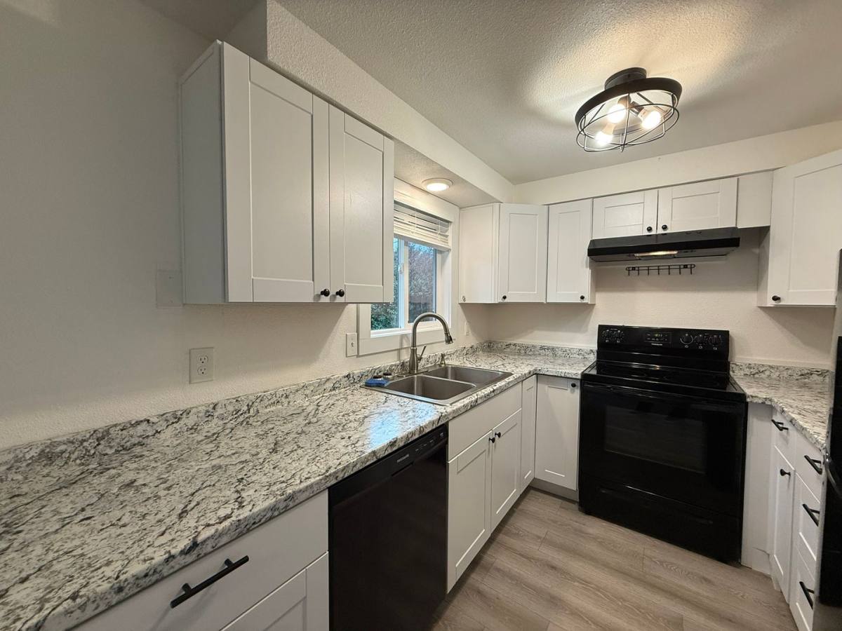 Apartment for rent at 925 Ave G, Seaside, OR 97138