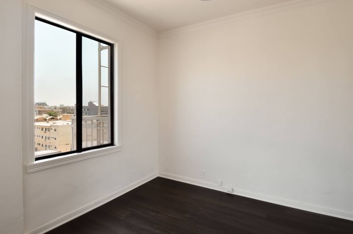 Apartment for rent at 801 S Gramercy Dr, Los Angeles, CA 90005