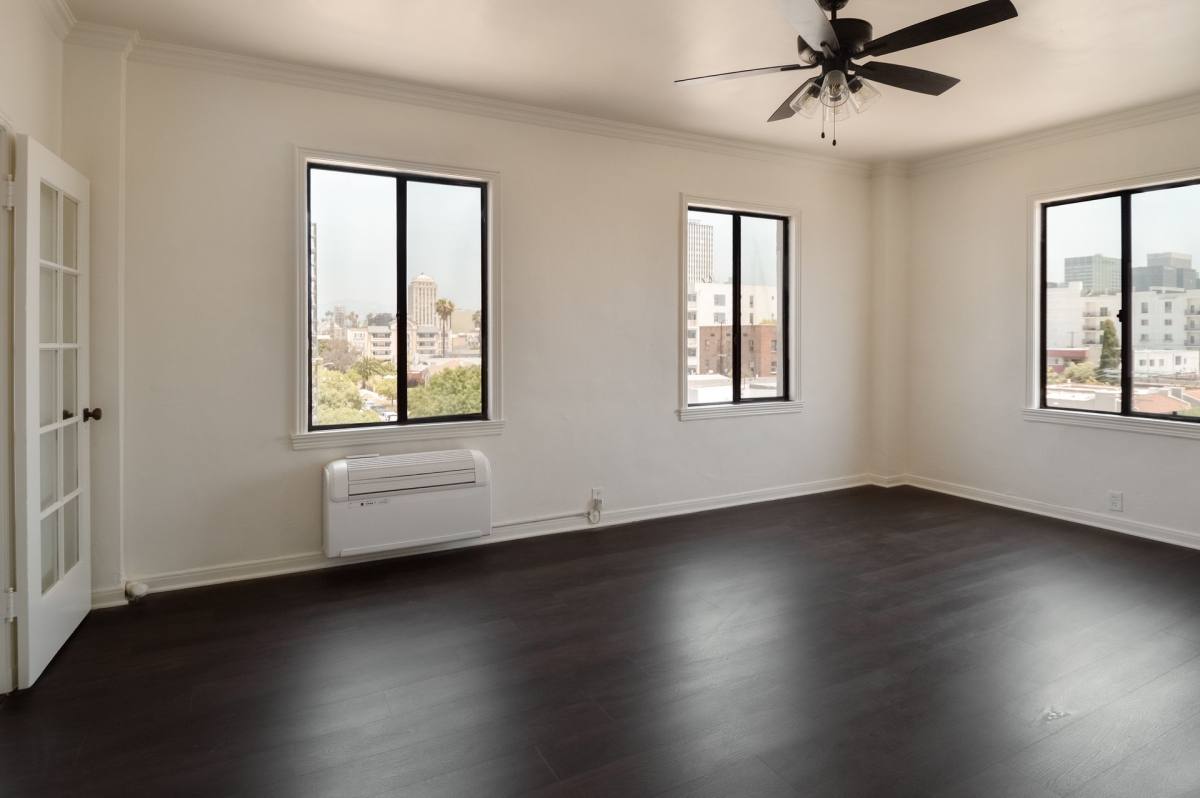 Apartment for rent at 801 S Gramercy Dr, Los Angeles, CA 90005